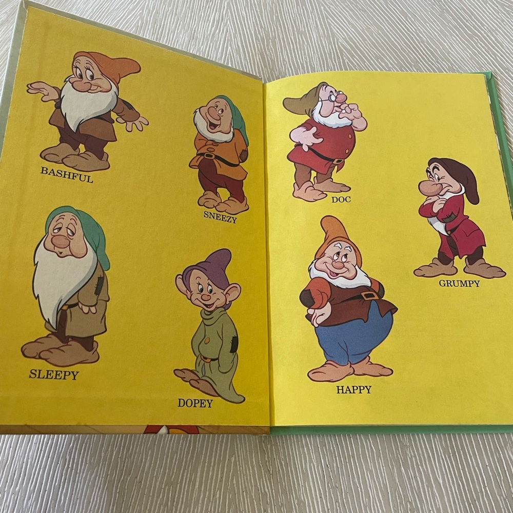 Like New - Disney Snow White and the Seven Dwarfs Illustrated Book - Picture 3 of 5